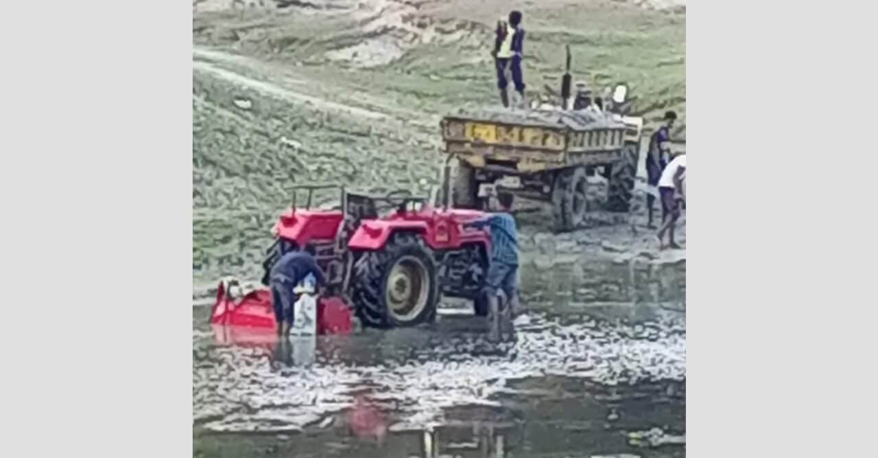 অবৈধভাবে নদীর বালু উত্তোলন করে বিক্রি, প্রশাসন নিরব