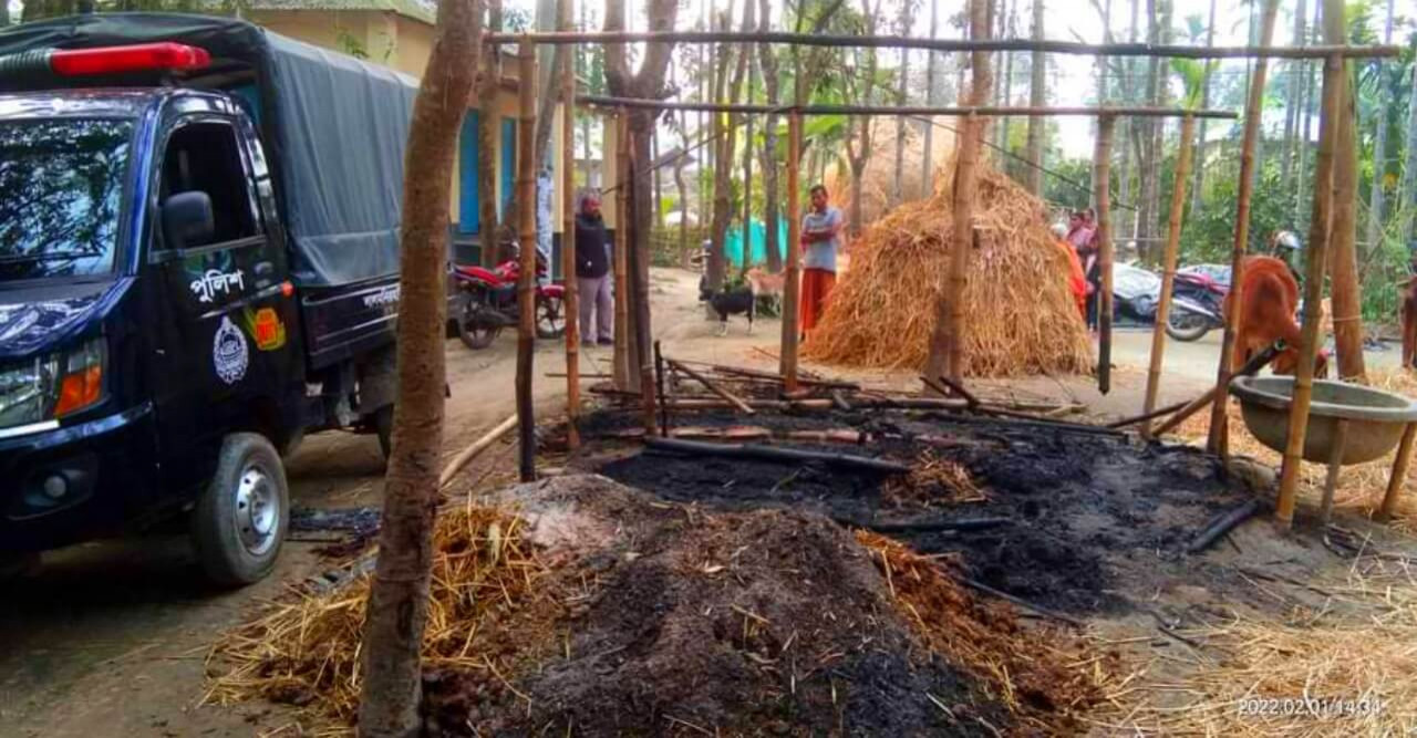 হাতীবান্ধায় পূর্বশত্রুতার জেরে ঘরে আগুন
