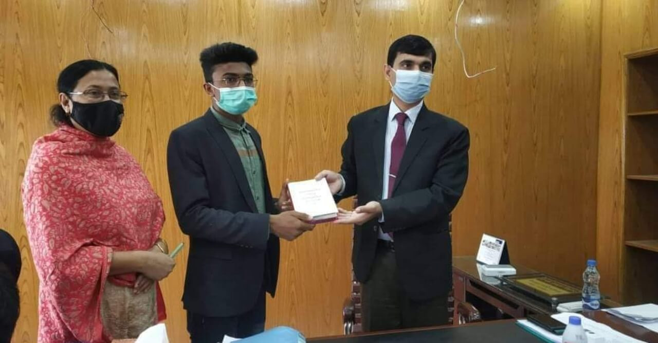 বাল্যবিবাহ প্রতিরোধে ভূমিকা রাখায় স্বপ্ন ঘোষ কে উপহার