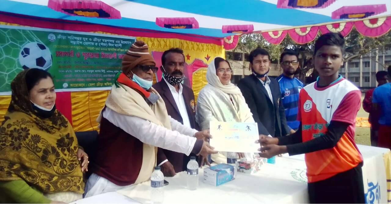 নড়াইলে ৫ দিনব্যাপী ফুটবল প্রশিক্ষণ শেষে সনদপত্র ও জার্সি বিতরণ