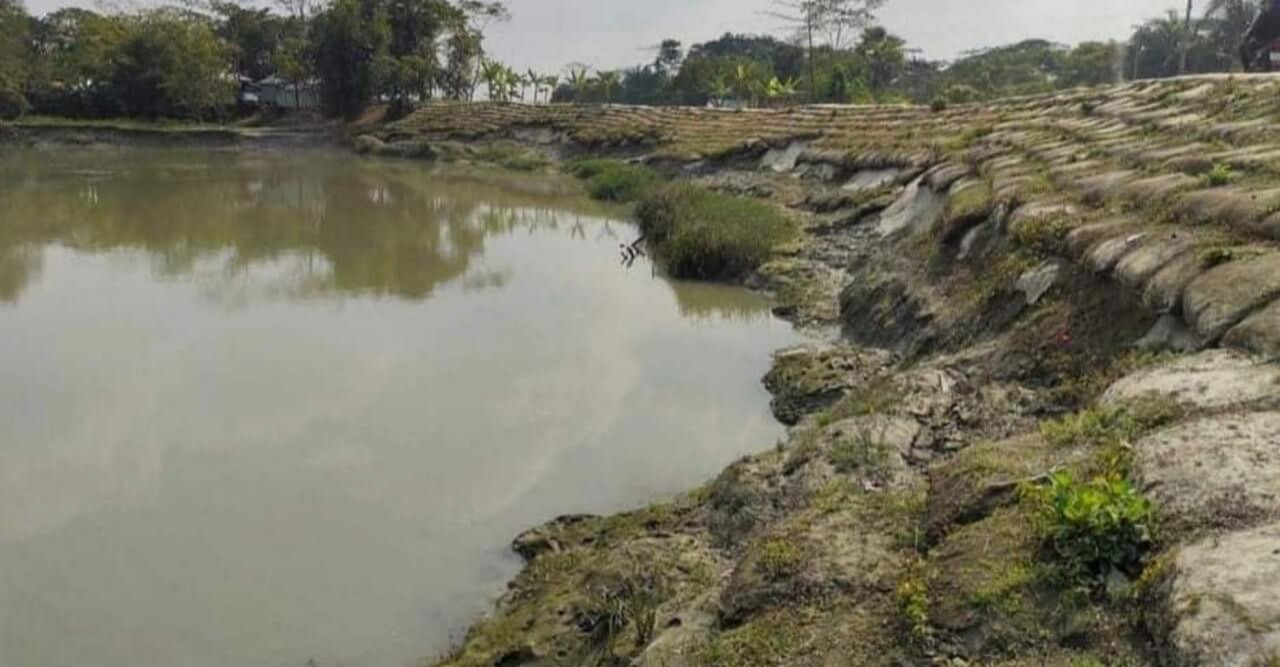 আমতলীতে নিমার্ণের এক বছরেই বাঁধে ধস