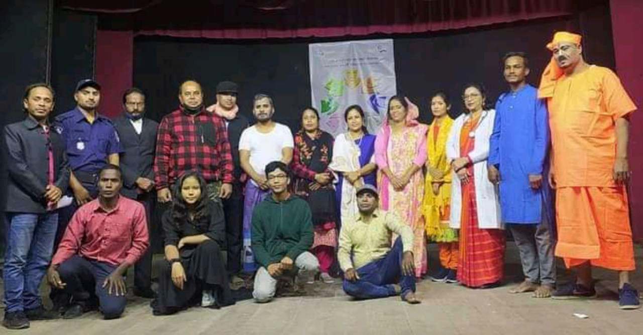 ডোমার নাট্য সমিতির পরিবেশনায় ‘কিন্তু নাটক নয়’ রংপুরে মঞ্চায়িত