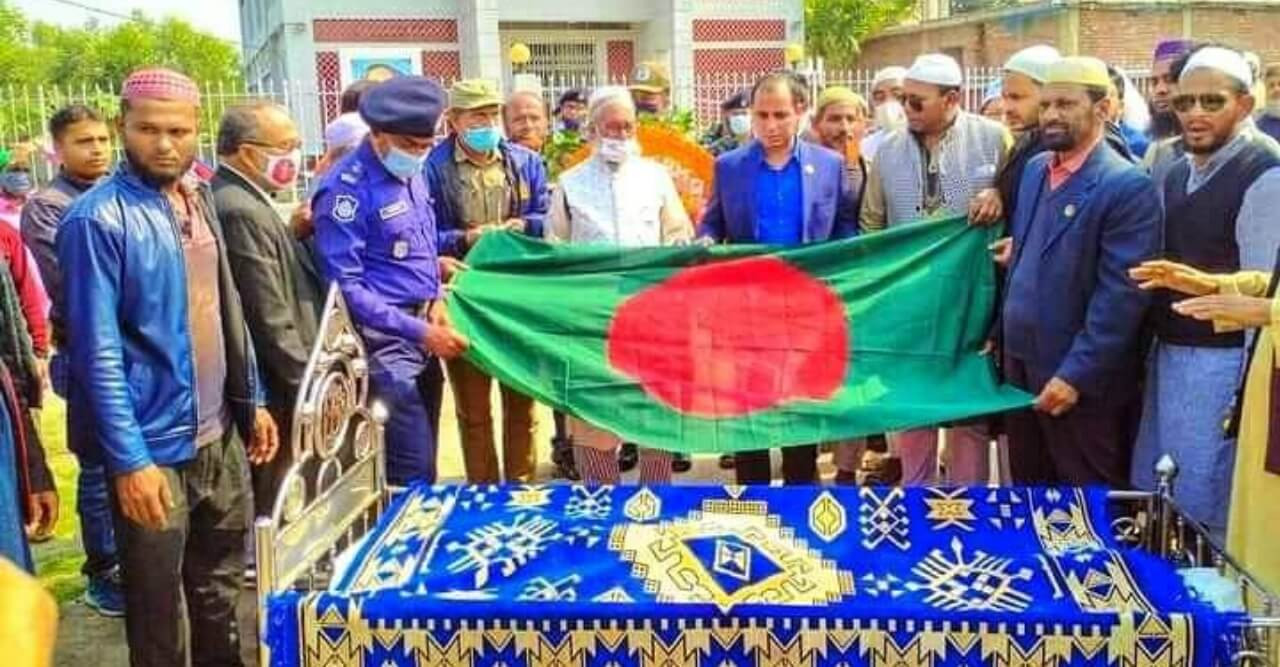 রাষ্ট্রীয় মর্যাদায় বীর মুক্তিযোদ্ধা সুবেদার আজিজুর রহমানের দাফন সম্পন্ন