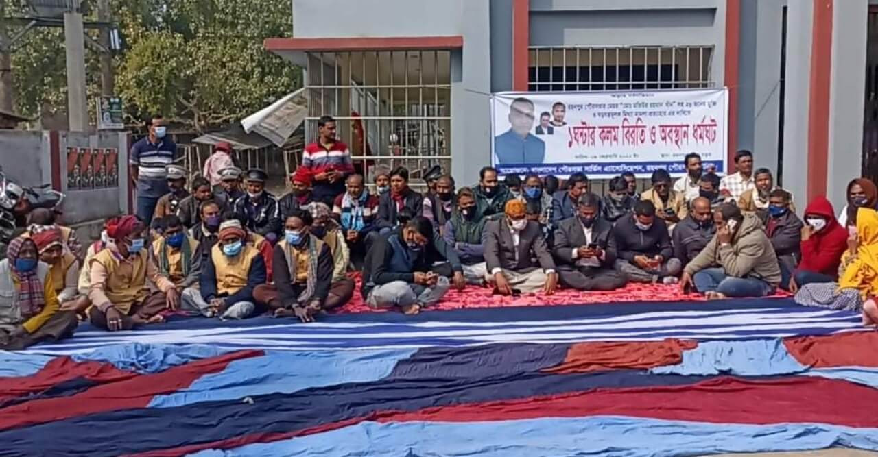 মেয়রের মুক্তির দাবীতে রহনপুর পৌরসভায় কর্মবিরতি