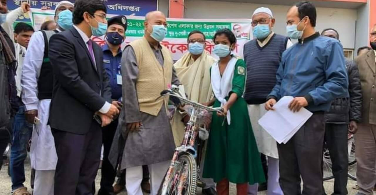 শিক্ষার্থীদের মাঝে প্রধানমন্ত্রীর উপহার বিতরণ