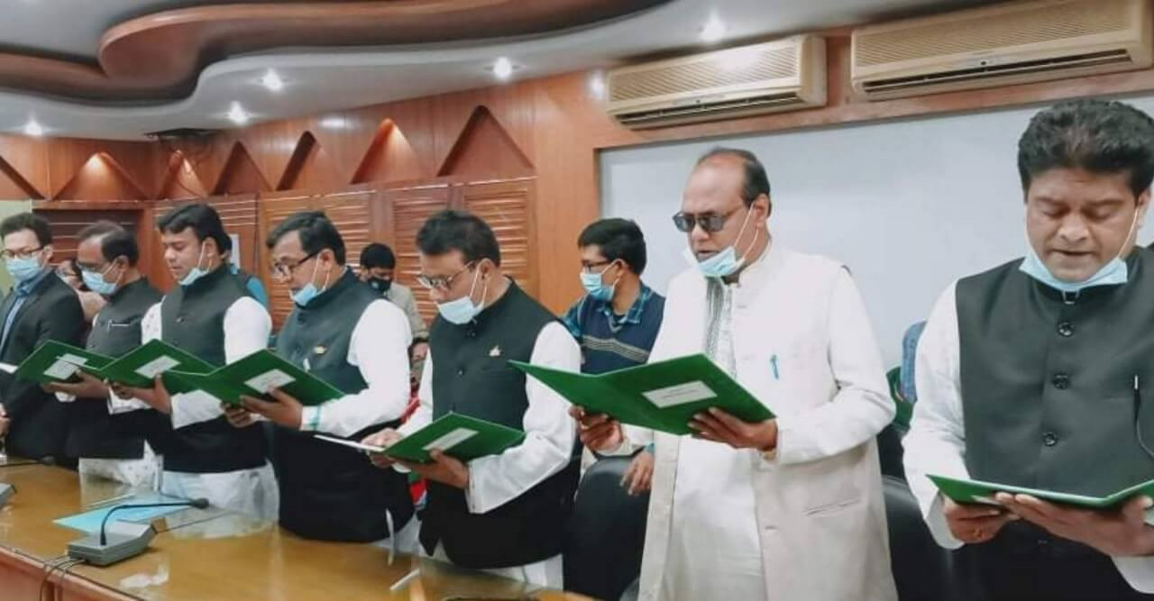 শপথ নিলেন গুরুদাসপুরের চেয়ারম্যান-মেম্বারগণ