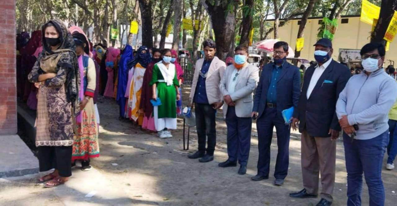 চতুর্থ দিনের মতো ডোমারে ফাইজারের ২য় ডোজের টিকাদান কার্যক্রম চলমান