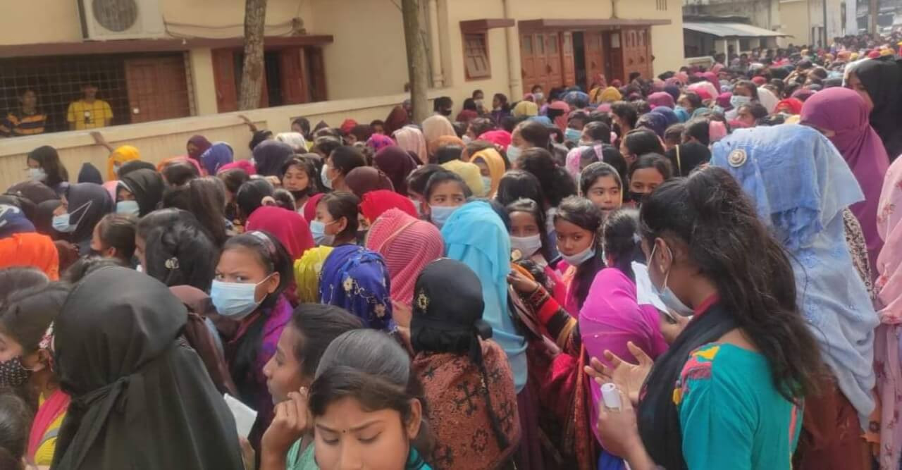 ঠাকুরগাঁও আধুনিক সদর হাসপাতালে ভ্যাকসিন নিতে ছাত্র-ছাত্রীদের উপচে পড়া ভীড়