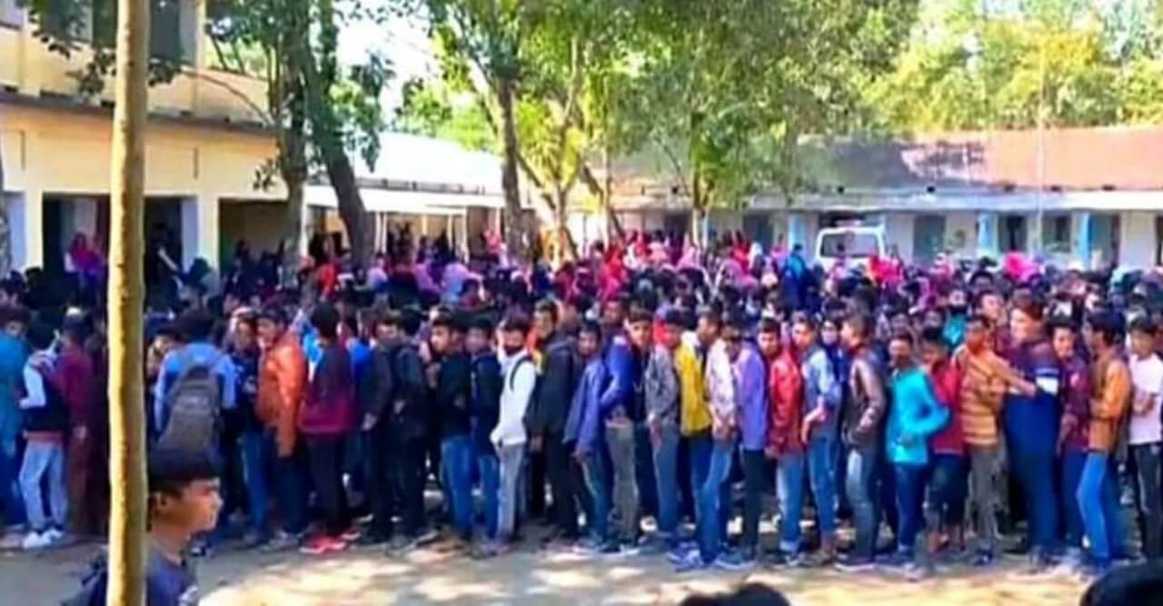টিকা নিতে নেওয়া হচ্ছে টাকা, অভিভাবক ও ছাত্রদের মাঝে ক্ষোভের সৃষ্টি
