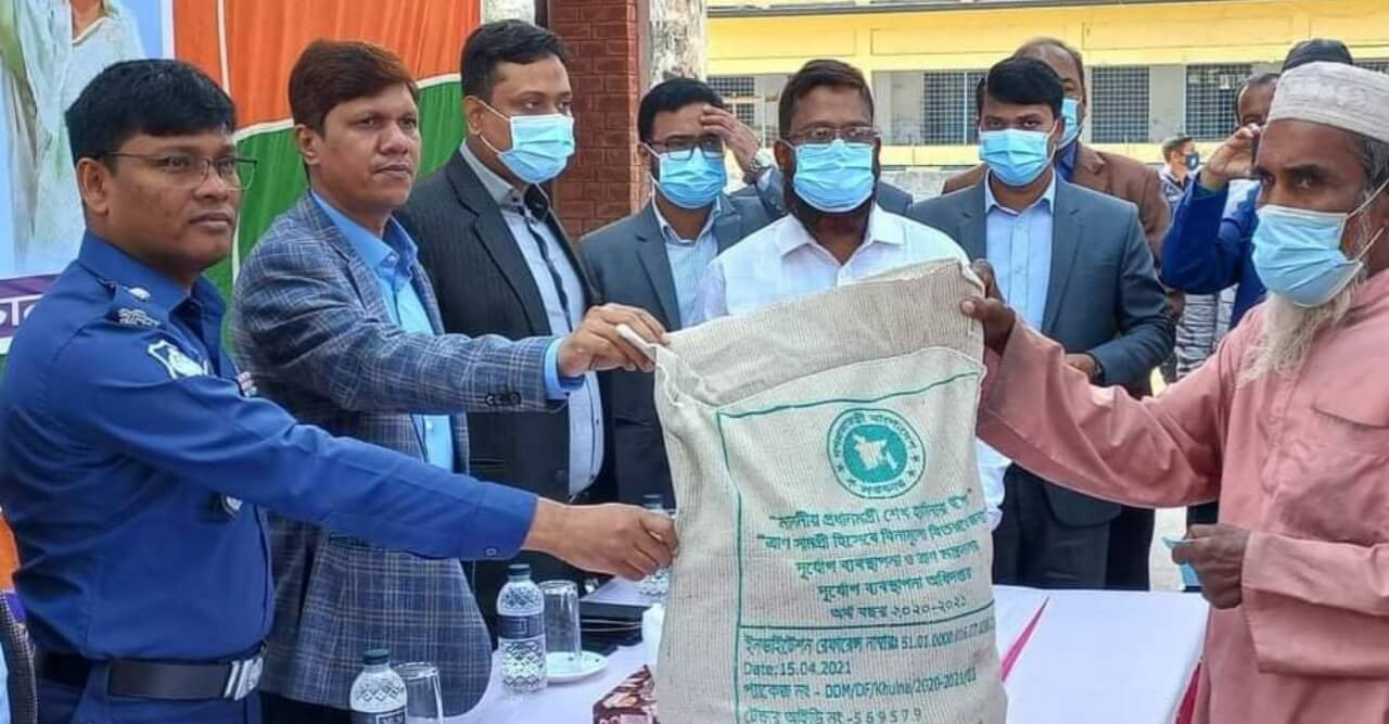 ভোলায় প্রধানমন্ত্রীর উপহার অসহায় দুঃস্থ মানুষের মাঝে বিতরণ