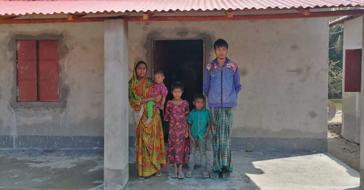 প্রধানমন্ত্রীর উপহারের ঘর পেয়ে খুশিতে আত্মহারা ৬০ পরিবার