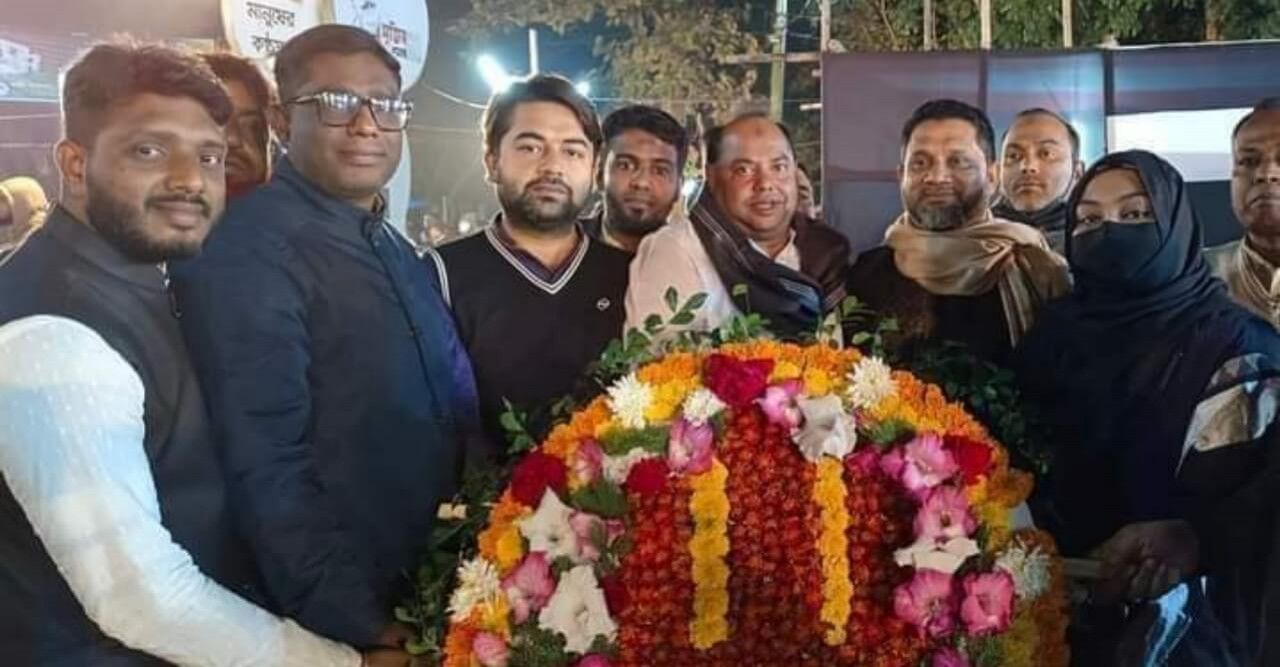 একুশের প্রথম প্রহরে সাতক্ষীরা জেলা স্বেচ্ছাসেবকলীগের পুস্পমাল্য অর্পণ