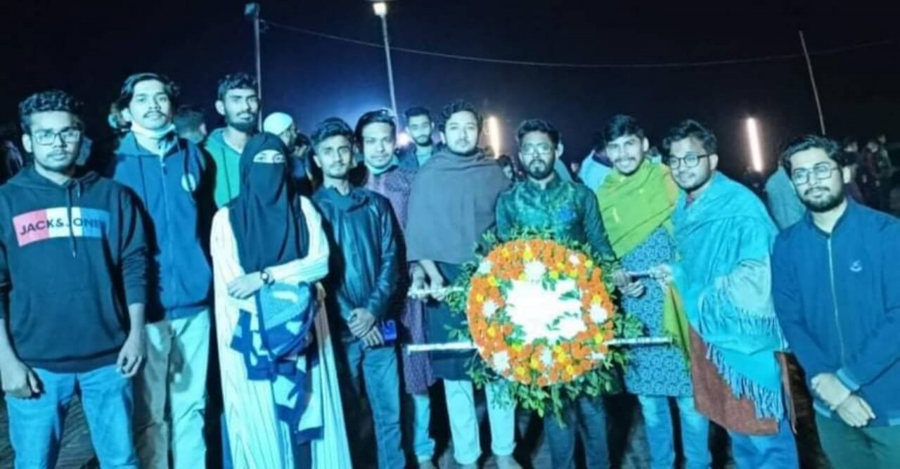 একুশের প্রথম প্রহরে শহীদদের প্রতি শ্রদ্ধা কুবি প্রেস ক্লাবের