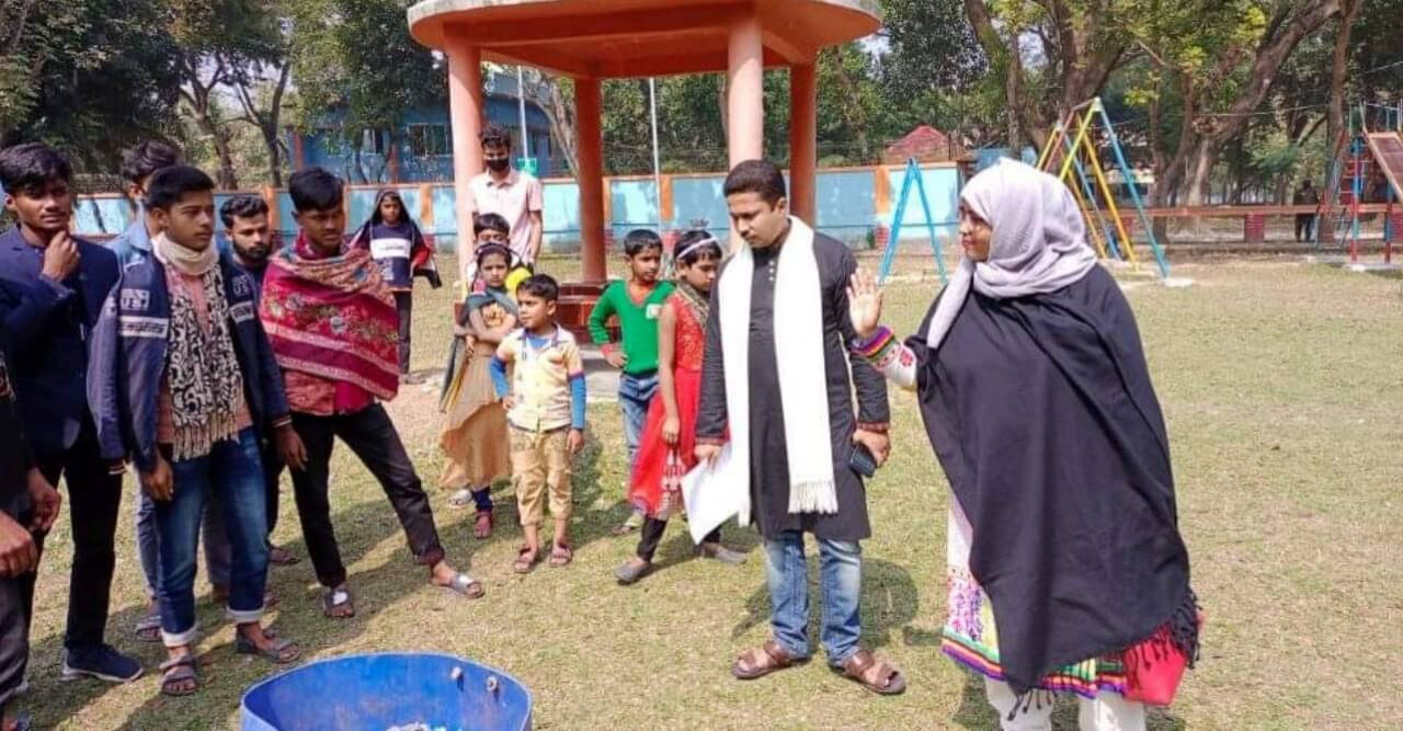 নন্দীগ্রামে নিজ হাতে মাঠ পরিষ্কার করে আলোচনায় ইউএনও শিফা নুসরাত