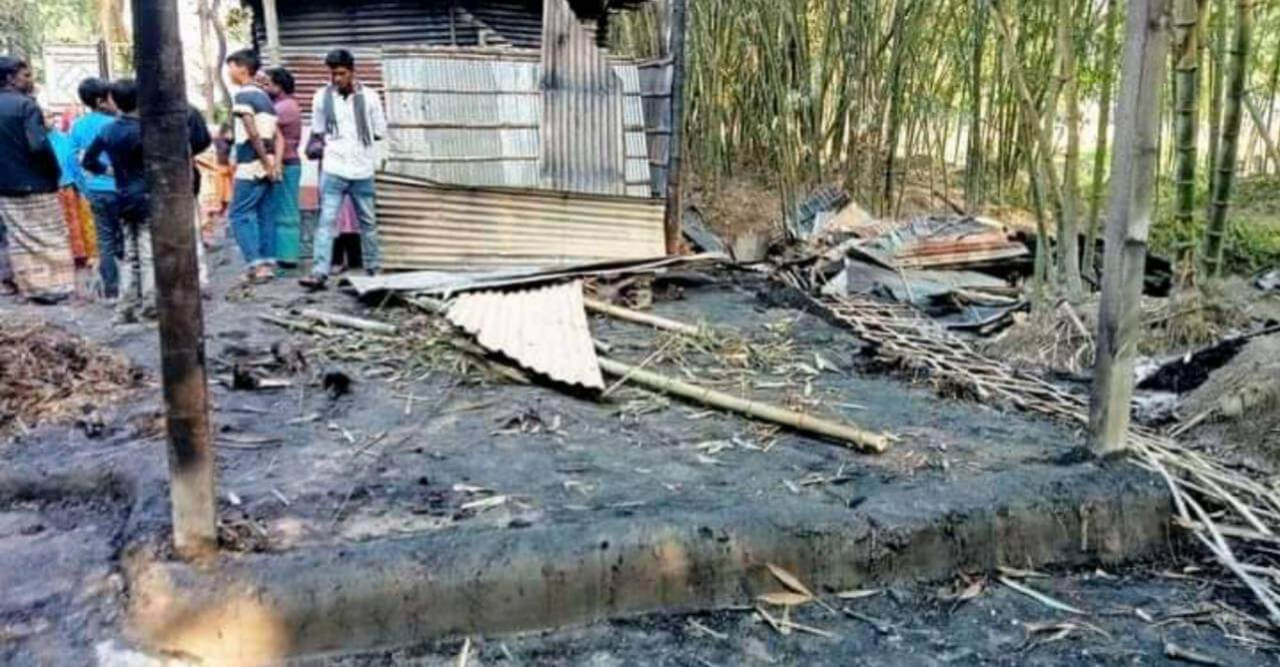 ডোমারে অগ্নিকাণ্ডে ভস্মীভূত সবকিছু, সর্বস্ব হারিয়ে হামিদুলের সহযোগিতা পাওয়ার আকুতি