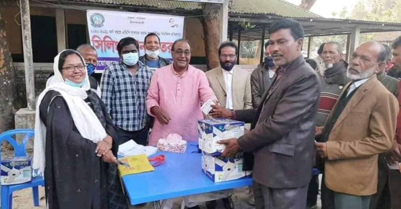 ডোমারে জেলা পরিষদের উদ্যোগে সিলিংফ্যান বিতরণ