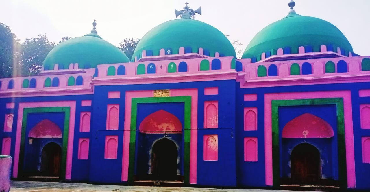 পলাশে ৩০০ বছরের পুরনো স্থাপত্য পারুলিয়া দরগাহ্ মসজিদ