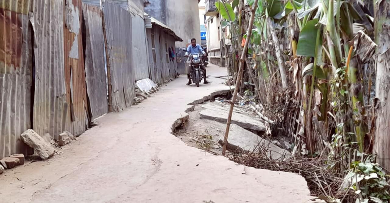 সুন্দরগঞ্জ পৌর আলুটারী সড়ক ভেঙে যাওয়ায় যান চলাচল বন্ধ