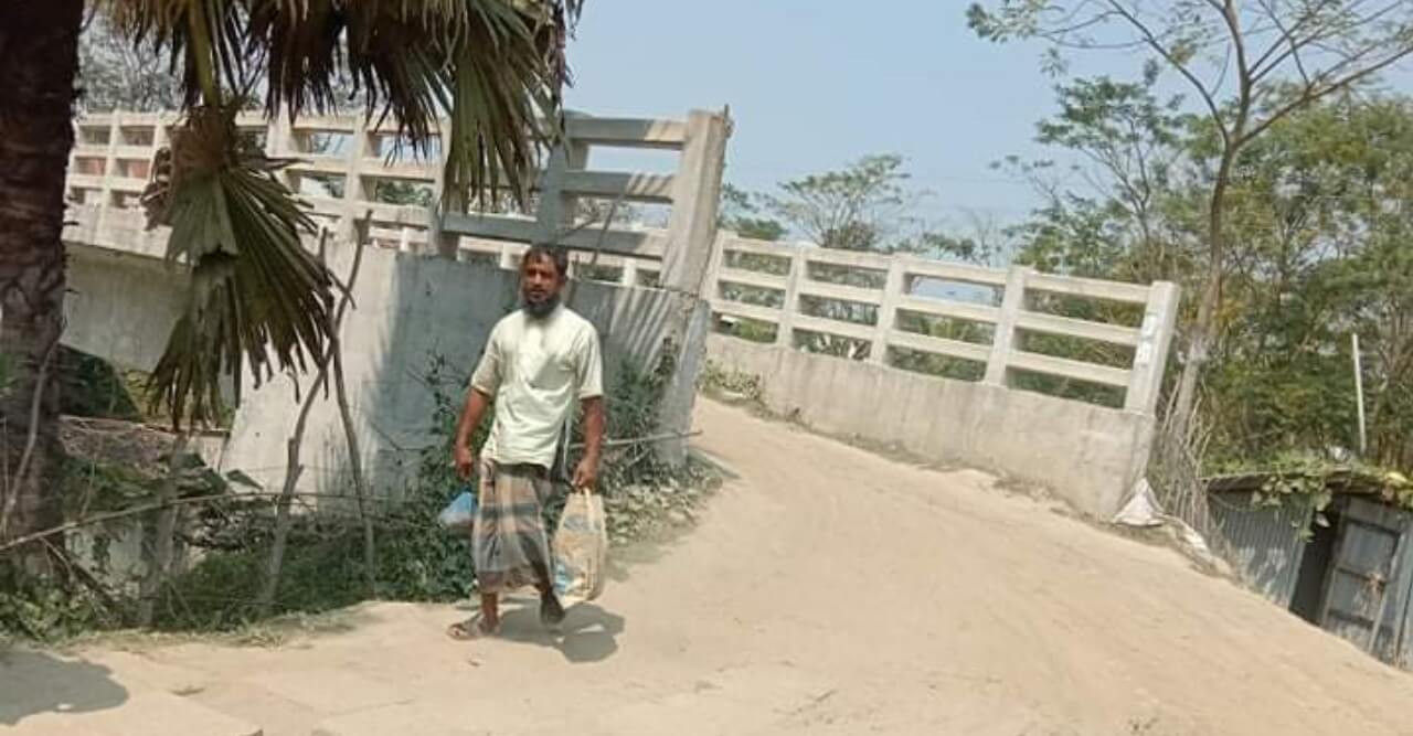 ব্রিজের সংযোগ সড়কে ঢাল নির্মান না করায়  জন দুর্ভোগ চরমে