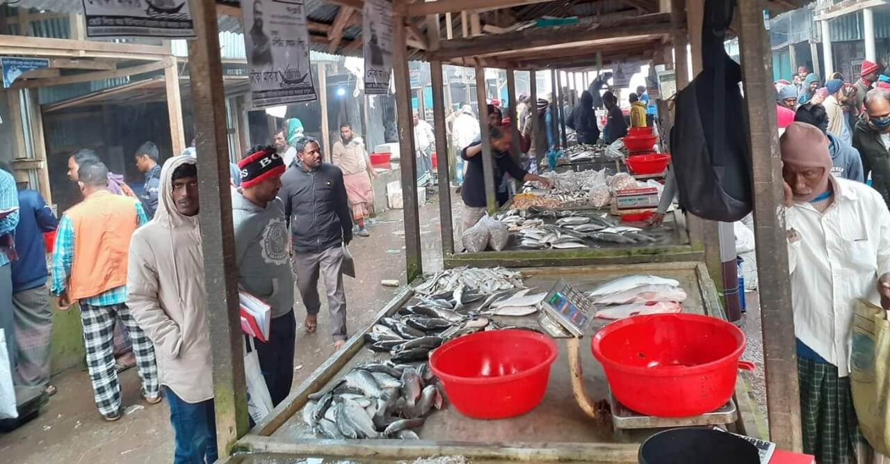 মাছ বাজারে প্রকাশ্যে চলছে চাঁদাবাজী