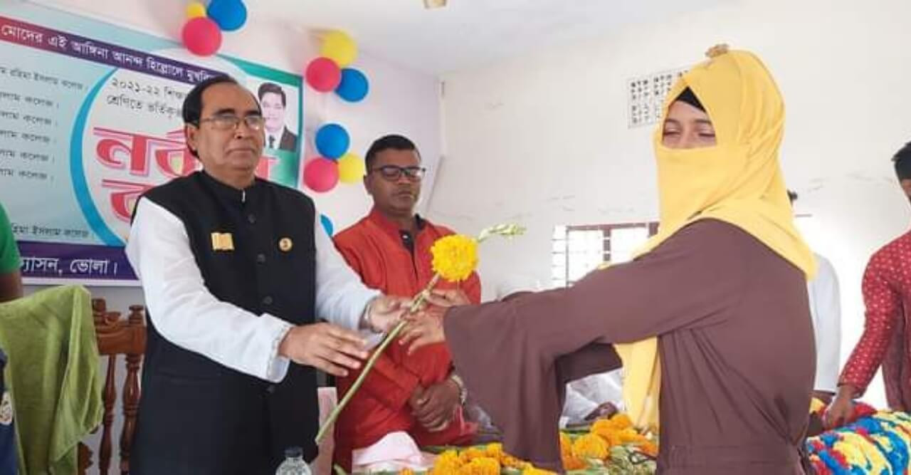 জমকা‌লো আ‌য়োজ‌নে নবীন‌দের বরণ করল বেগম র‌হিমা ইসলাম ক‌লেজ