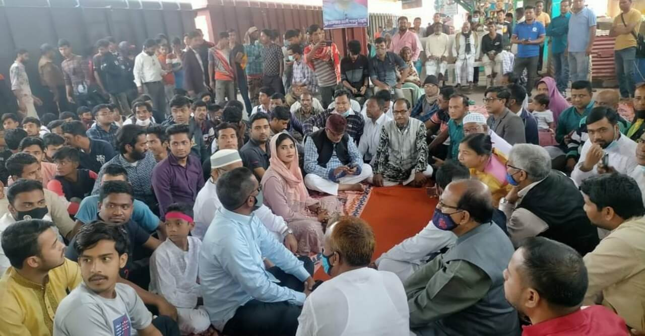 রেলবন্দর বাস্তবায়নের  দাবিতে  অবস্থান কর্মসূচি পালন