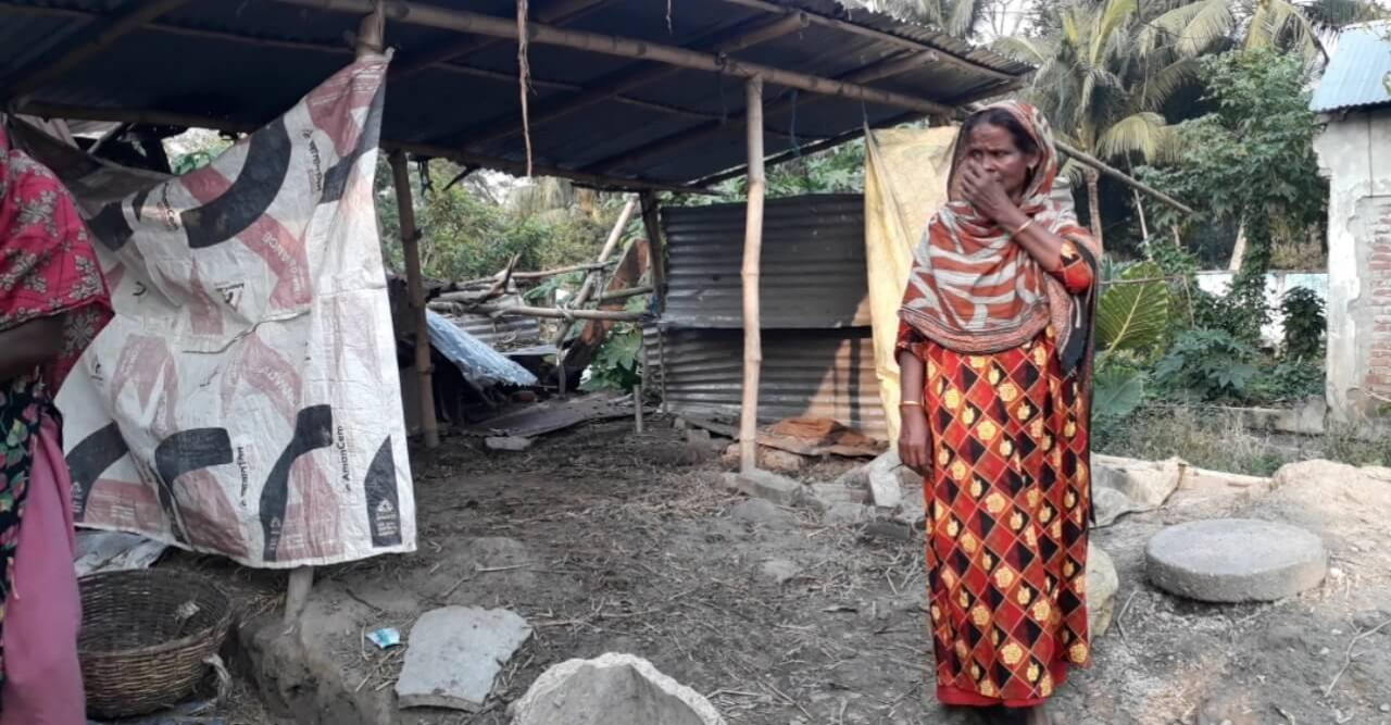 নড়াইলে বিধবার শেষ সম্বল বসতভিটা থেকে উচ্ছেদের চেষ্টা