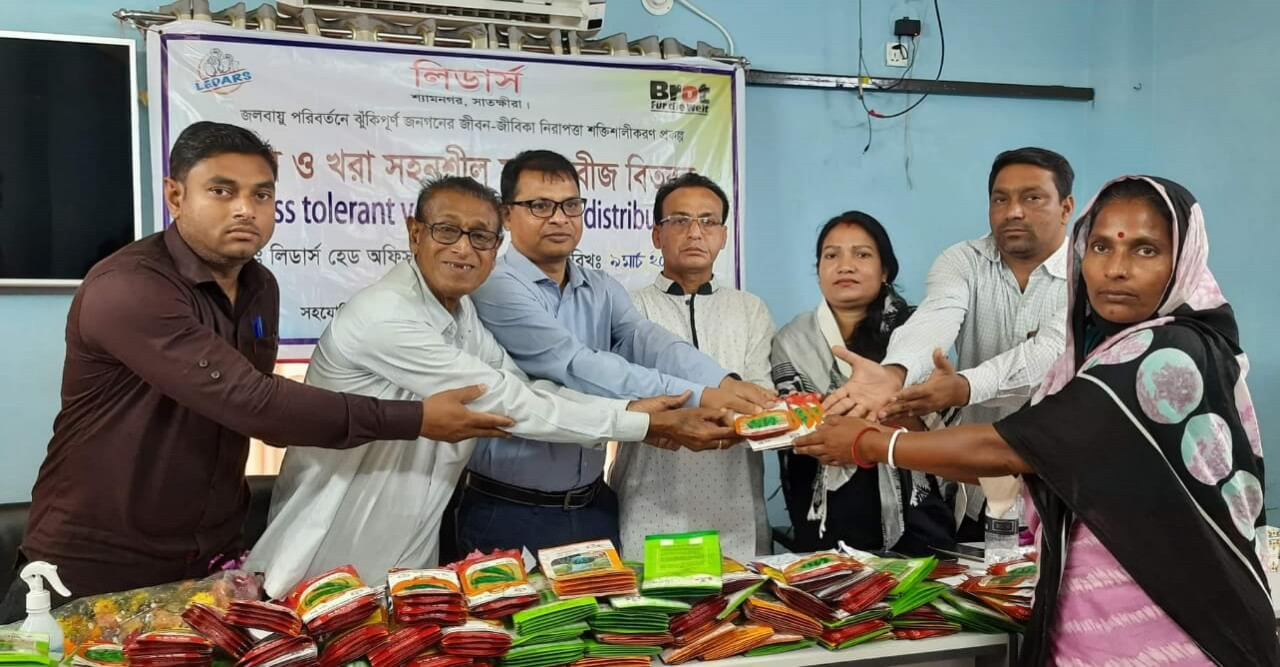 সংবর্ধনা ও সবজি বীজ বিতরণ