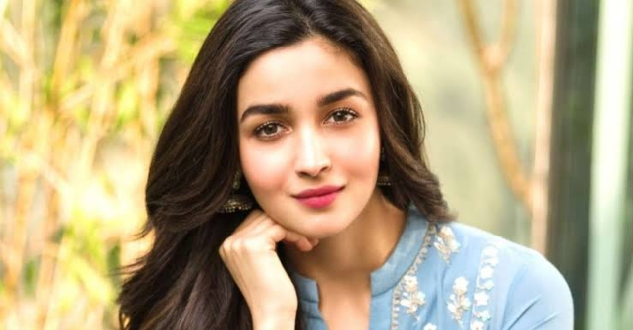 বলিউড কাঁপিয়ে এবার হলিউডে পারি দিচ্ছে আলিয়া ভাট