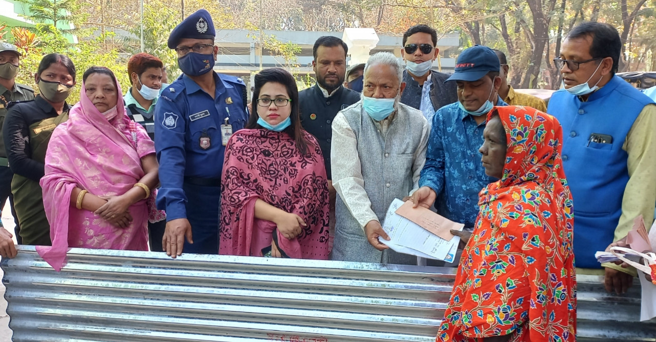 ডোমারে ঢেউটিন ও চেক বিতরণ অনুষ্ঠিত