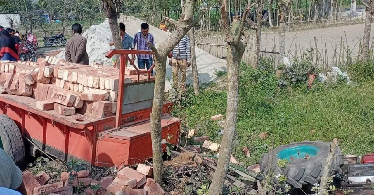 ট্রলি  ও মোটরসাইকেল সংঘর্ষে নিহত ৩, আহত ২