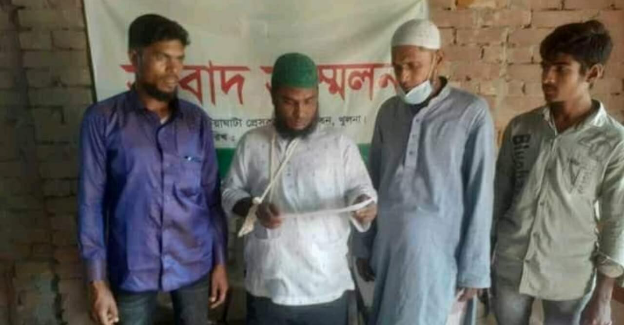 ঘের সংক্রান্ত বিরোধের জের ধরে বটিয়াঘাটা প্রেসক্লাবে সংবাদ সম্মেলন