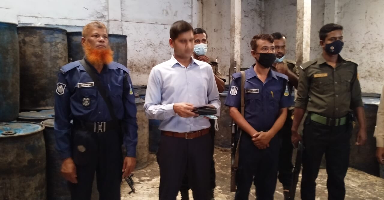 জামালপুরে ৮২০০০ লিটার সয়াবিন তেল মজুদে ২ ব্যবসায়ীর জরিমানা