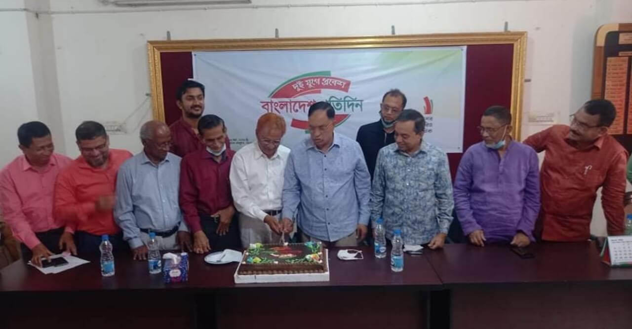 ভোলায় বাংলাদেশ প্রতিদিন পত্রিকার দুই যুগে প্রবেশ উপলক্ষে কেক কাটা ও আলোচনা সভা