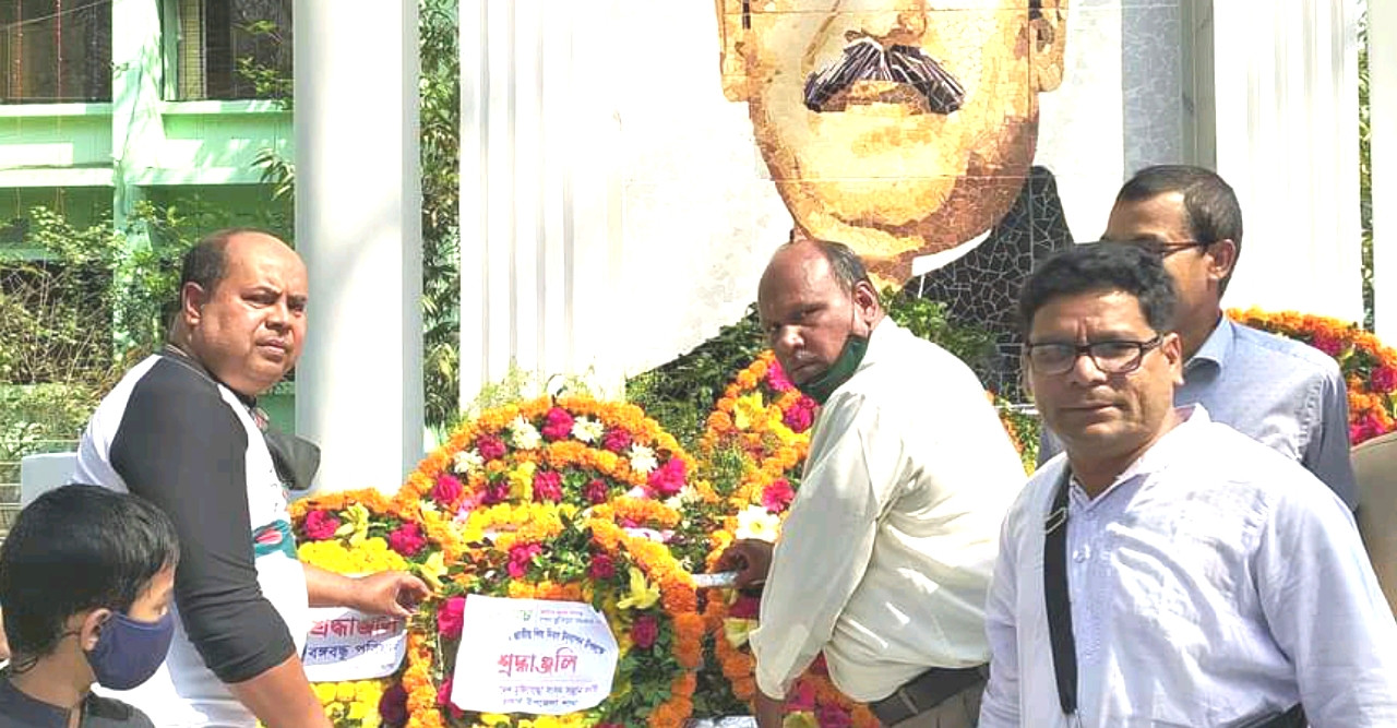 বঙ্গবন্ধুর প্রতিকৃতিতে মুক্তিযোদ্ধা সন্তানদের শ্রদ্ধা নিবেদন
