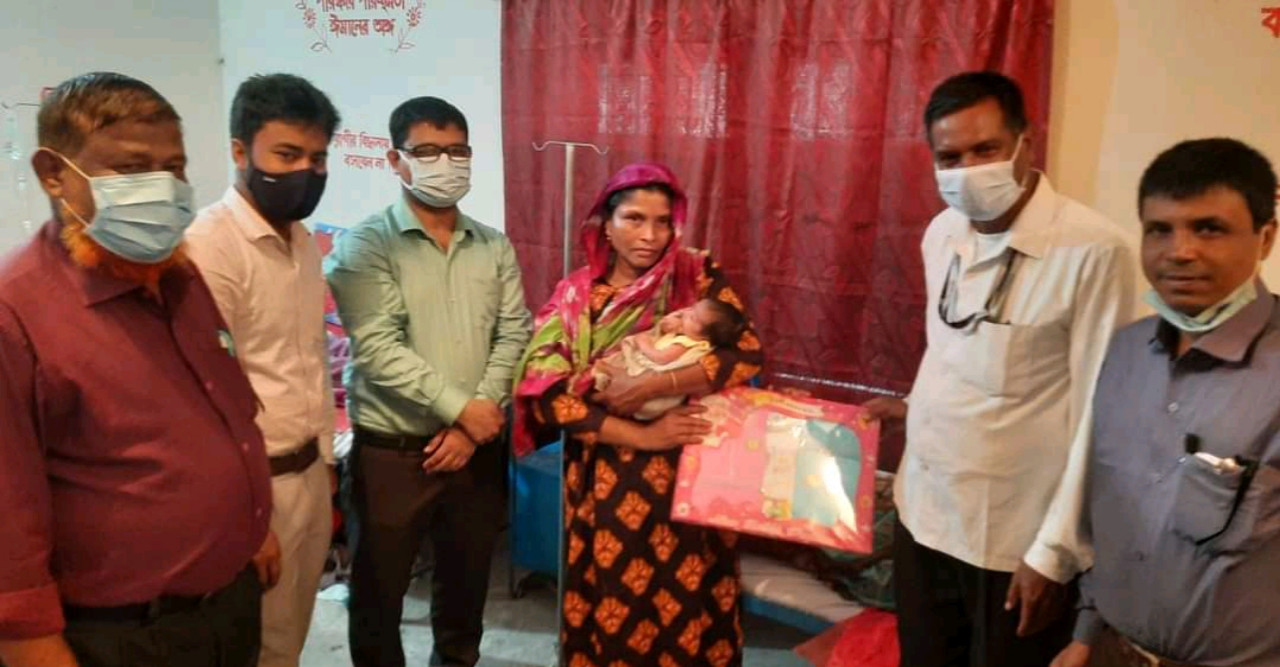 ডোমারে প্রসূতি মায়েদের শুভেচ্ছা উপহার বিতরণ