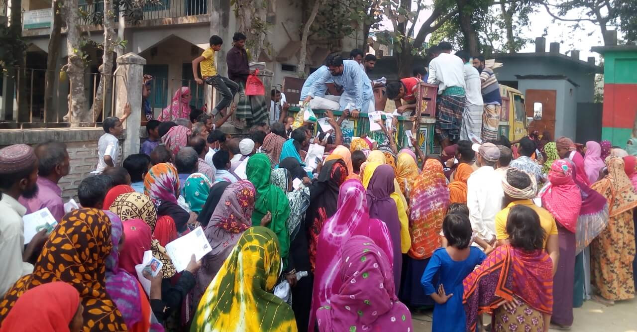 সিরাজগঞ্জে হাটিকুমরুলে টিসিবির পণ্য বিক্রি কার্যক্রম শুরু