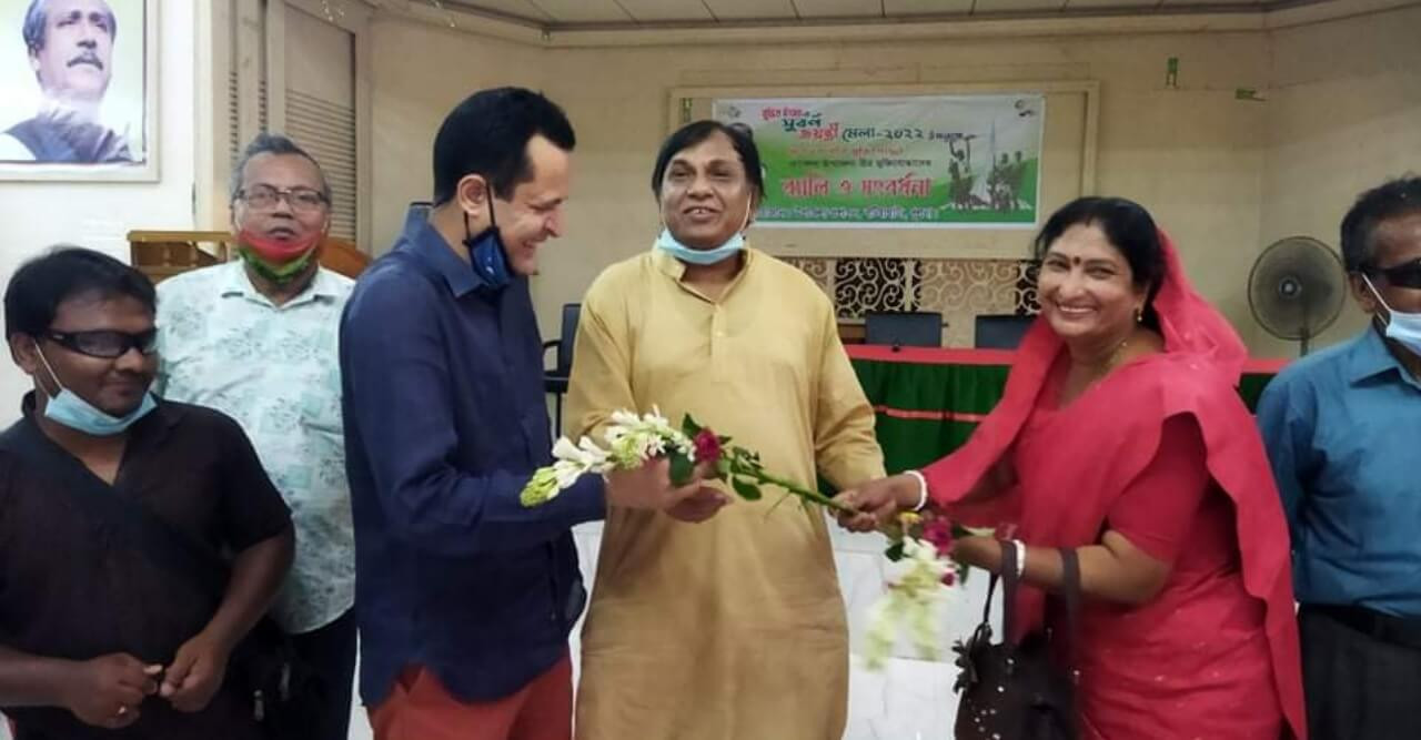 সুবর্ণজয়ন্তী মেলা উপলক্ষে বটিয়াঘাটা প্রশাসন কর্তৃক বীর মুক্তিযোদ্ধাদের ফুল দিয়ে সংবর্ধনা