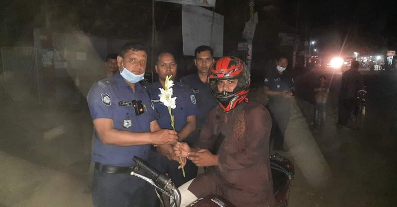 শতভাগ হেলমেট পরাতে ব্যতিক্রম উদ্যোগ ঠাকুরগাঁও জেলা পুলিশের