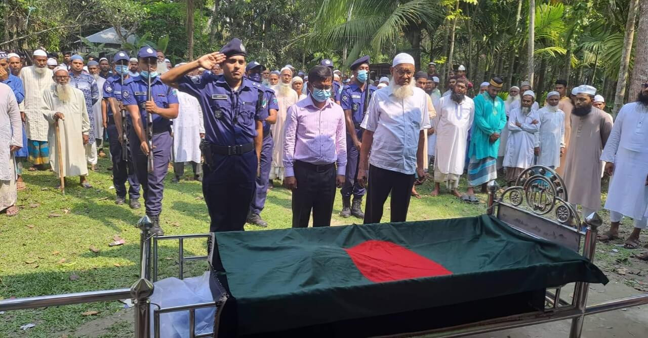 মোল্লাহাটে মোজাম্মেল হক মোল্লাকে রাষ্ট্রীয় মর্যাদায় দাফন