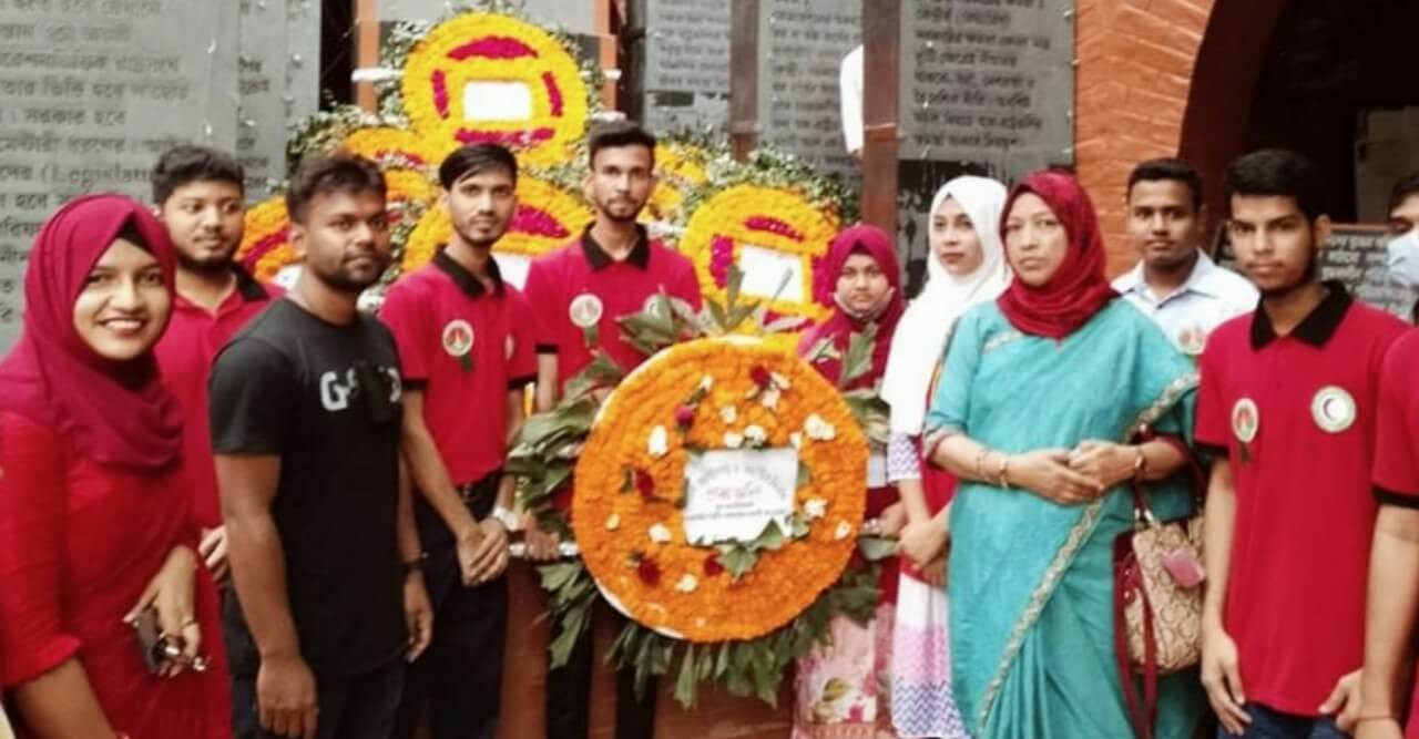 সোহরাওয়ার্দী কলেজের যুব রেড ক্রিসেন্টের পক্ষ থেকে মুক্তি সনদে  পুষ্পস্তবক অর্পণ