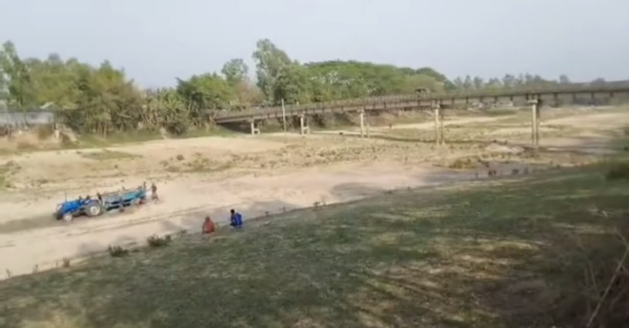 চরবালিয়া এবং বলারদিয়ার নদীতে বালু তোলায় ঝুঁকিতে ব্রিজ- বসতবাড়ী