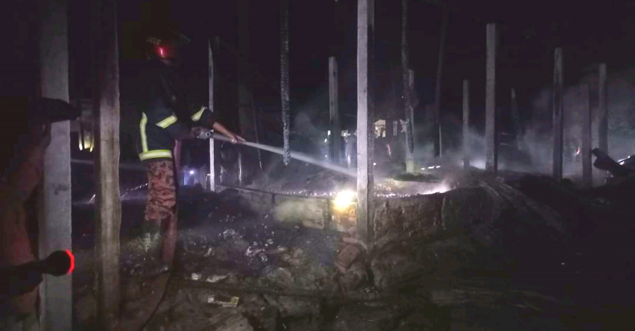 ডোমারে অগ্নিকাণ্ডে ১৩ দোকান পুড়ে ছাই