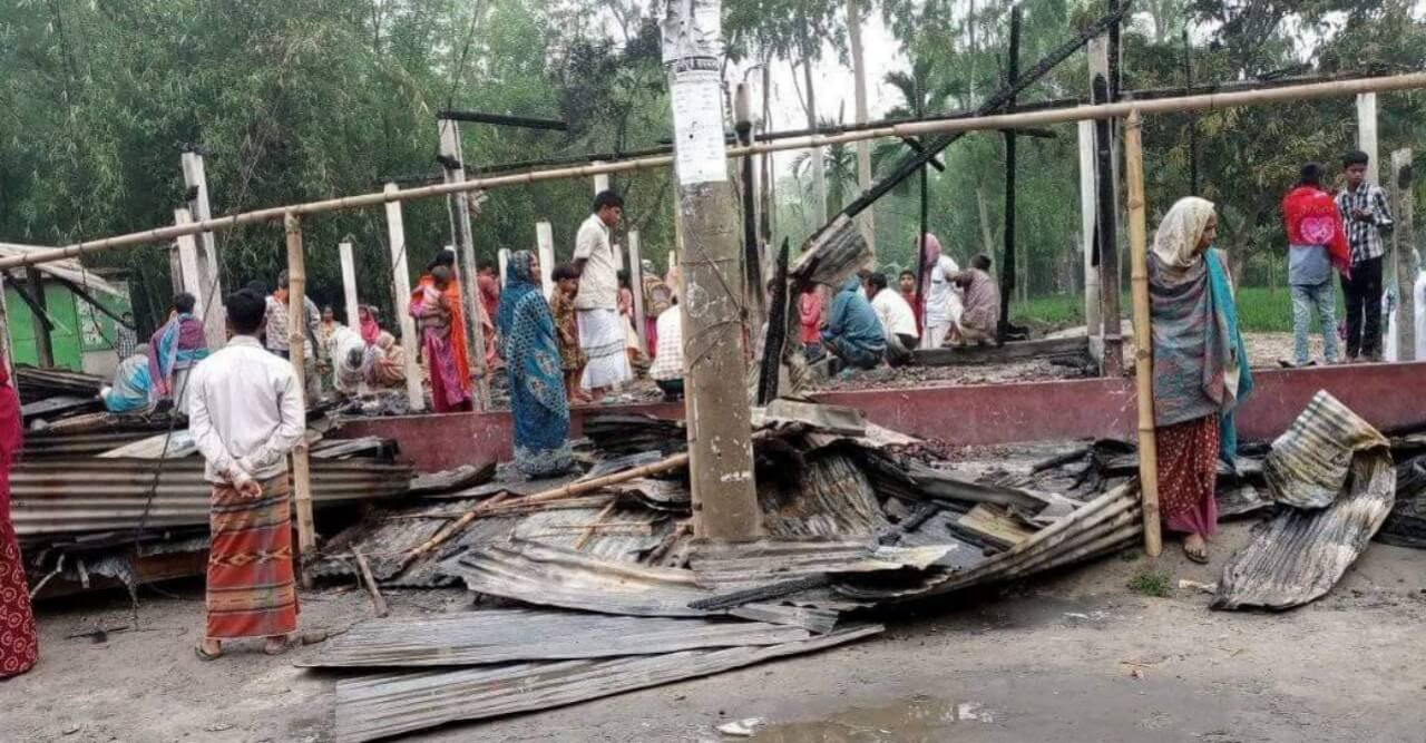 আগুনে পুড়ে গেলো দক্ষিণ গোমনাতী সন্ন‍্যাসী তলা বাজারের ১৩ টি দোকান