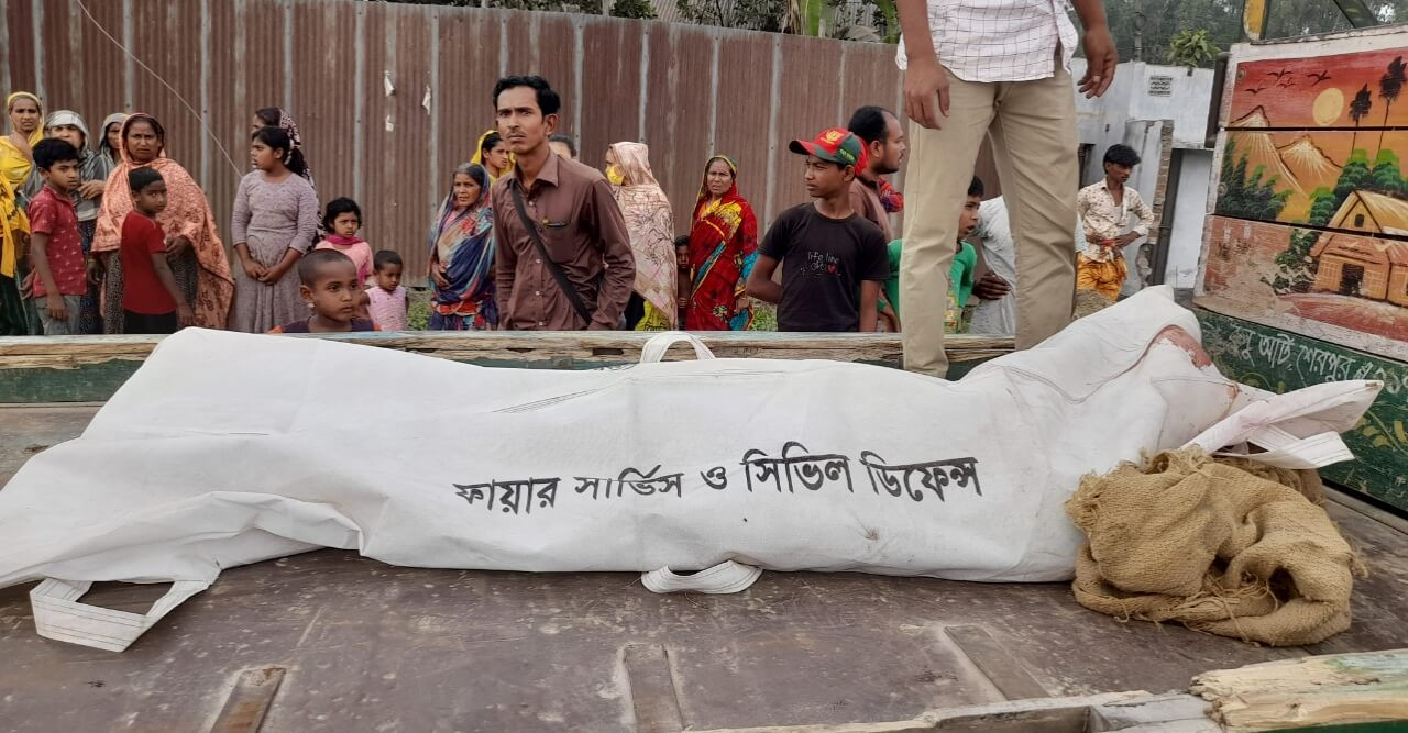 কাভার্ড ভ্যানের চাপায় কারারক্ষী নিহত