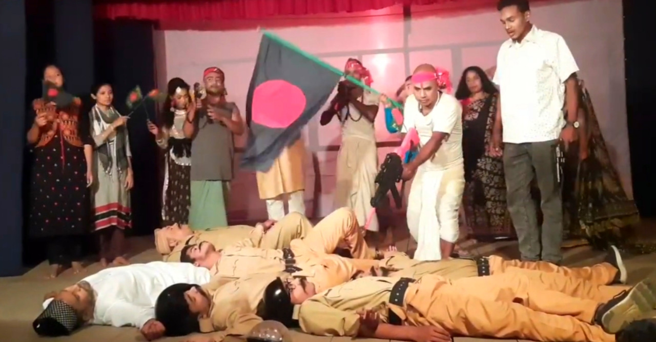 ডোমারে নাটক ‘বর্ণচোরা’ মঞ্চায়িত