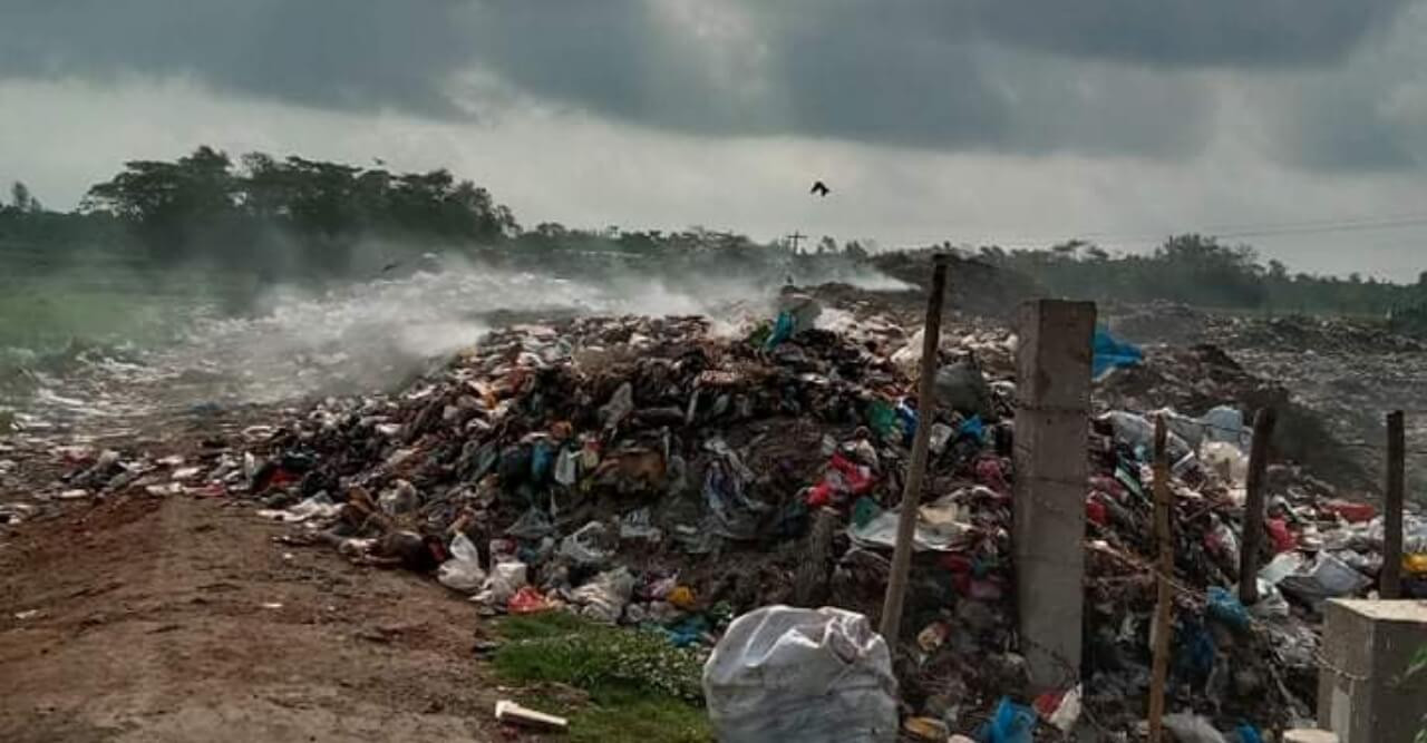 কোম্পানীগঞ্জে সড়কের ওপর ময়লার স্তুপ