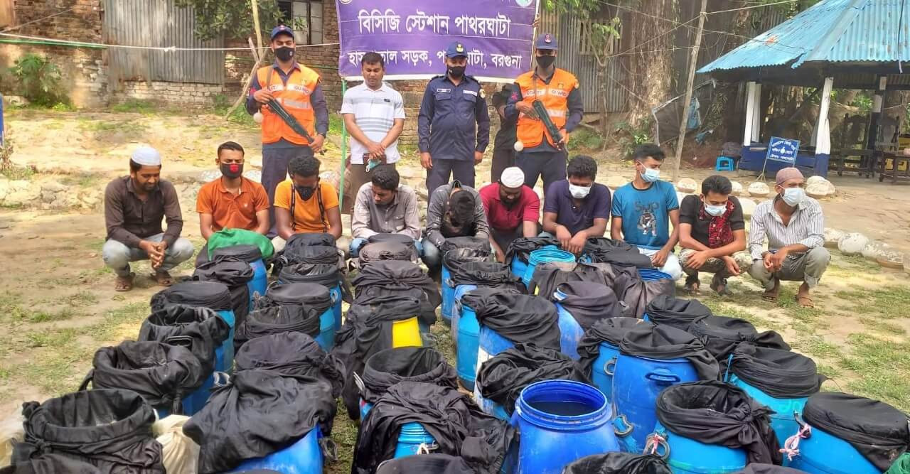 পাথরঘাটায় ৩০ লাখ রেণুপোনা সহ ১১ মোটরসাইকেল আটক করে পাথরঘাটা কোস্ট গার্ড