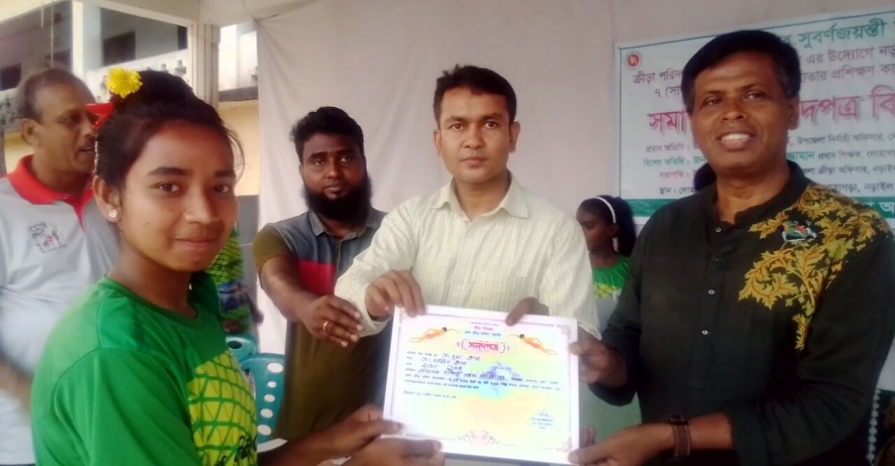 নড়াইলে সাঁতার প্রশিক্ষণ শেষে সনদপত্র প্রদান