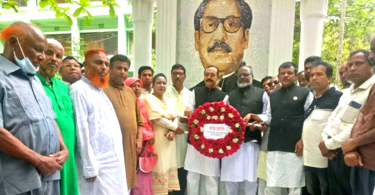 বঙ্গবন্ধুর প্রতিকৃতিতে ডোমার উপজেলা আ’লীগের শ্রদ্ধা নিবেদন
